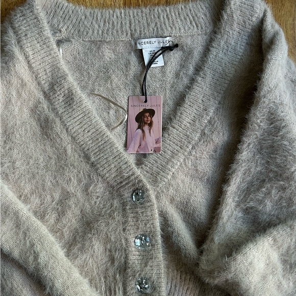 Sincerely Jules Short Fuzzy
Sweater Color Cream Cropped Top Size M - Picture 2 of 9